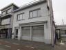 Ruime woning met tuin en dubbele in garage uitkomend in achterliggende straat.  indeling:  gelijkvlo
